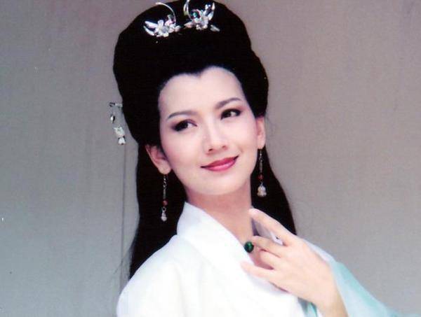 赵雅芝与李若彤同框，经典荧屏形象的碰撞与传承