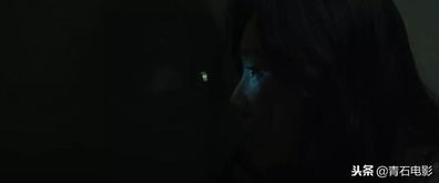 惊悚一幕！男子裸露下体潜入女生房间，藏身床下引发恐慌