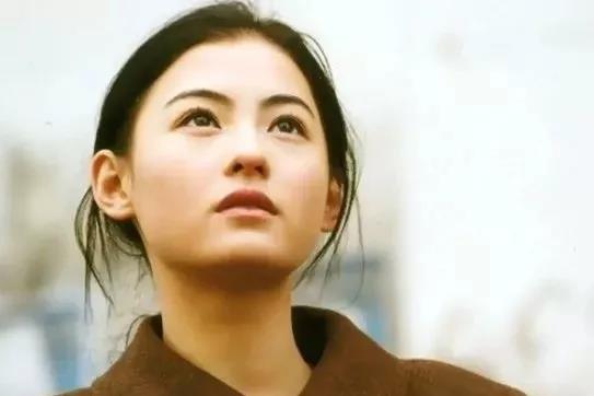张柏芝直言，当妈后没时间处理男女关系，专注育儿成人生新目标