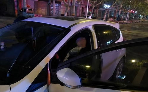 醉酒男子酒后驾驶自动驾驶汽车，高速上呼呼大睡引发安全担忧