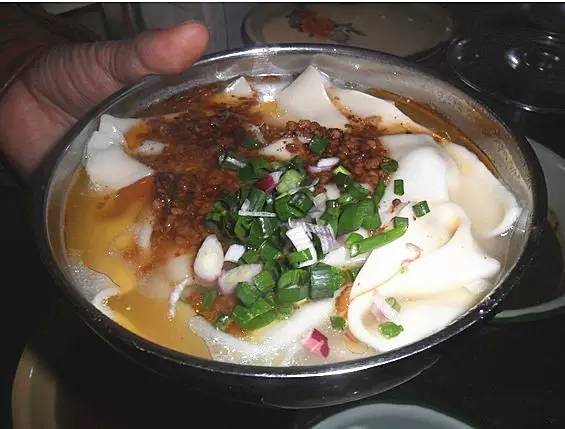 荣昌鸡汤铺盖面半天卖出6千碗
