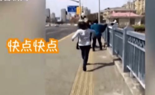 大妈散步途中突然转身撞倒男子，法院判决获赔7万引发社会热议