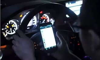 大货车车灯故障 陌生司机跟随照明
