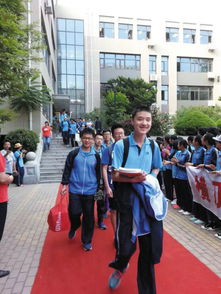 老师家长打开车灯列队送别高考生