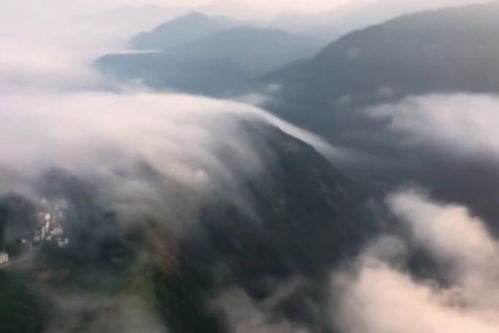 山西太原现“瀑布云”奇观